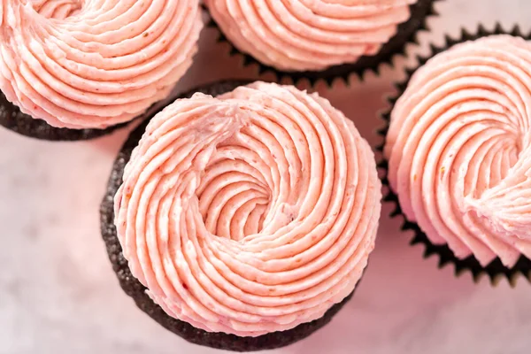 Chocolate Cupcakes Fosco Com Cobertura Creme Morango — Fotografia de Stock