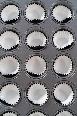 Hamur kepçesiyle kek hamuru pişirip kek tepsisine koymak ve kremalı mini vanilyalı kek pişirmek..