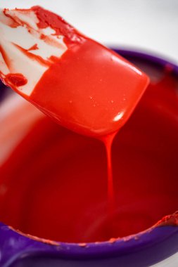 Çikolata parçalarını eritip, eritip, sevgililer günü için çikolata kaplı çubuk çubuk kraker yapmak..