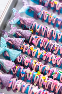 Deniz kızı çikolata çubukları pembe ve mor çikolata serpiştirilmiş ve serpiştirilmiş..