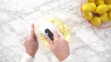 Düz yatıyordu. Adım adım. Limonlu kek hazırlamak için karıştırma kabındaki malzemeleri karıştırıyorum..