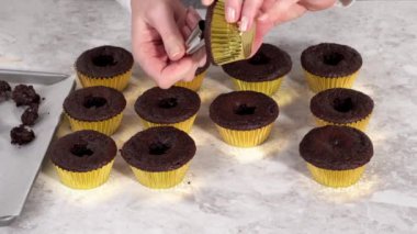 Çikolatalı kekleri çikolatalı ganache ile dolduruyorum..