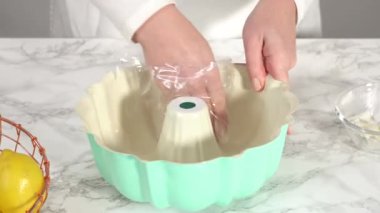 Adım adım. Bitkisel kısaltmalı ve beyaz un serpiştirilmiş yağlı kek tavası..