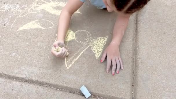 Маленькая Девочка Рисует Мелом Пригородной Дорожке Летний День — стоковое видео