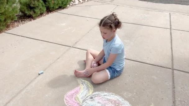 小女孩在郊区的车道上画粉笔艺术 — 图库视频影像
