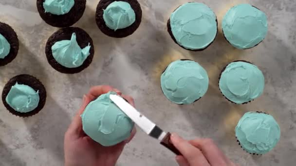 Lapso Tiempo Acostado Decoración Cupcakes Chocolate Con Glaseado Crema Mantequilla — Vídeos de Stock