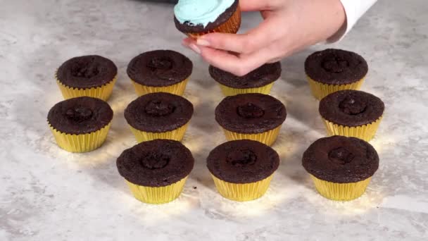 Temps Écoulé Remplir Cupcakes Chocolat Avec Ganache Chocolat — Video