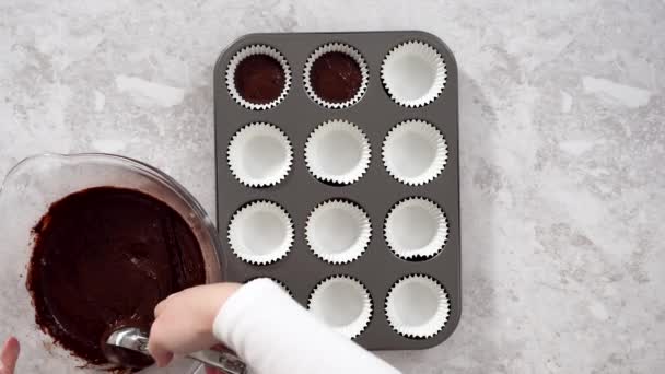 Deitado Escavar Massa Cupcake Chocolate Nos Forros Cupcake — Vídeo de Stock