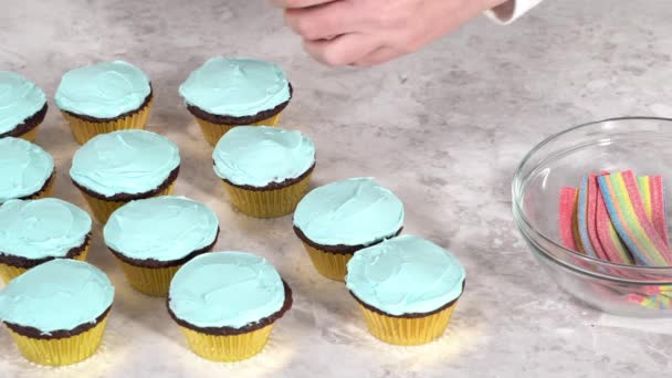 버터크림 거품이 무지개 사탕이 초콜릿 케이크 — 비디오