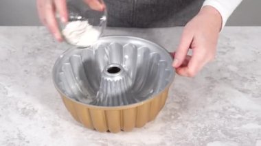 Zaman aşımı. Adım adım. Bitkisel kısaltmalı ve beyaz un serpiştirilmiş yağlı kek tavası..