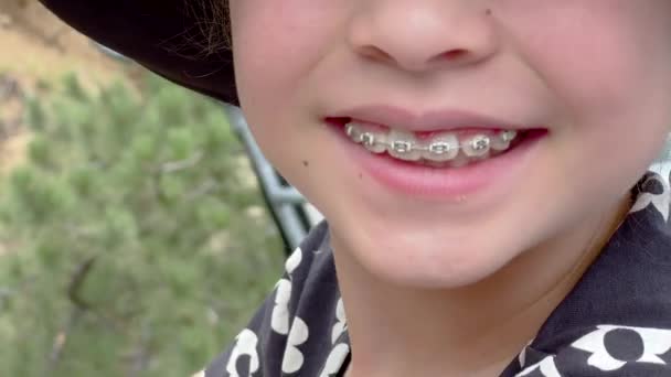 暑假期间 小女孩在夏延山动物园的滑雪车上兜风 — 图库视频影像