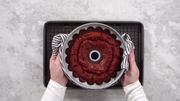 Pose Plate Pas Pas Refroidissement Gâteau Bundt Velours Rouge Fraîchement — Video