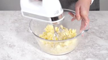 Adım adım. Kırmızı kadife kek hazırlamak için karıştırma kabındaki malzemeleri karıştırıyorum..