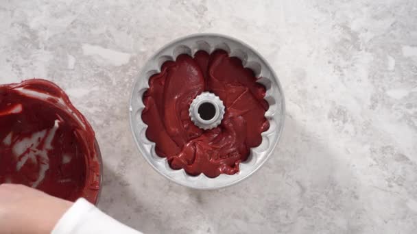 평평하게 차근차근 케이크 반죽을 케이크 프라이팬에 벨벳을 케이크를 — 비디오