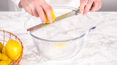 Adım adım. Limonlu kek hazırlamak için bardağa taze limon dolduruyorum..
