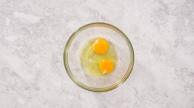 Düz yatıyordu. Adım adım. Tek boynuzlu at gökkuşağı çikolatalı keklerin karışımı..