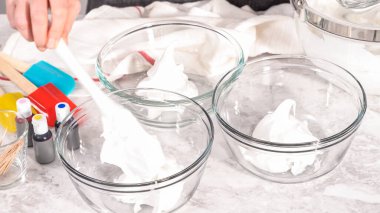 Adım adım. Tek boynuzlu at merengi pişirmek için besin renklerine karışmak kurabiyeleri patlatır..