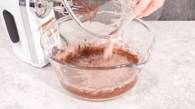 Adım adım. Tek boynuzlu at gökkuşağı çikolatalı keklerin karışımı..