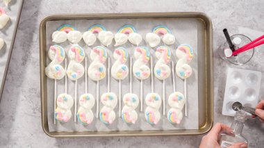 Düz yatıyordu. Adım adım. Taze pişmiş tek boynuzlu at kremalı kurabiyelerini süslüyor..