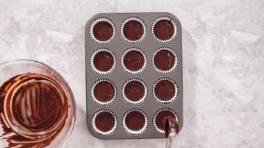 Düz yatıyordu. Adım adım. Kek kuyruğuna çikolatalı kek hamuru atmak..