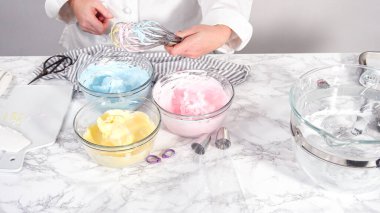 Adım adım. Tek boynuzlu at kurabiyesi pişirmek için besin boyasını kremaya karıştırıyorum..