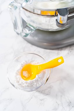 Paskalya kurabiyesi pişirmek için mutfak mikseri malzemelerini karıştırıyorum..