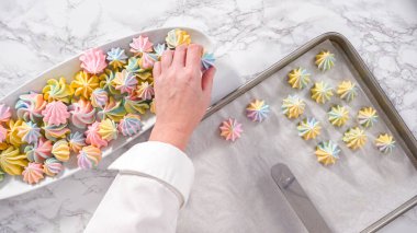 Adım adım. Düz yatıyordu. Taze pişmiş tek boynuzlu at meringue kurabiyeleri ve bir parşömen kâğıdı..