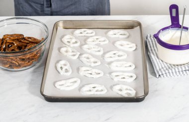 Çubuk kraker, çikolata kaplı kraker yapmak için erimiş çikolataya batırılır..