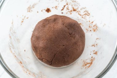 Çikolatalı kraker pişirmek için karıştırma kabında malzemeleri karıştırıyorum..