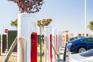 Hesperia, California, ABD-12 Ekim 2021 - Tesla gün boyunca süperşarj istasyonu.