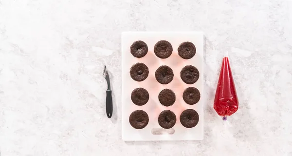 Acostado Llenado Cupcakes Chocolate Recién Horneados Con Relleno Fresas —  Fotos de Stock