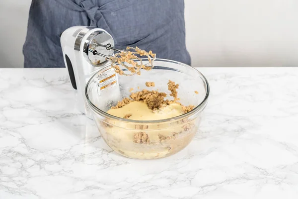 Mescolare Gli Ingredienti Umidi Una Grande Ciotola Vetro Cuocere Cupcake — Foto Stock