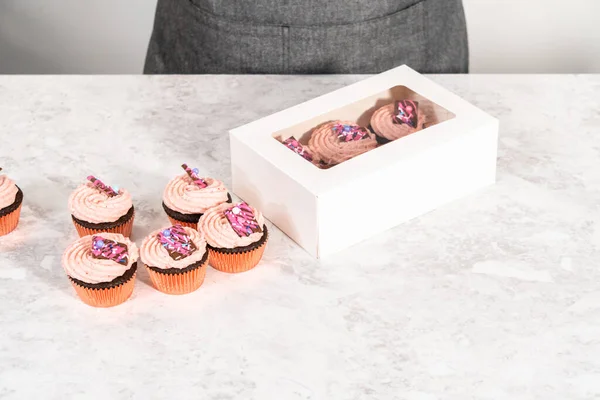 Embalagem Cupcakes Morango Chocolate Recém Assados Decorados Com Mini Chocolates — Fotografia de Stock