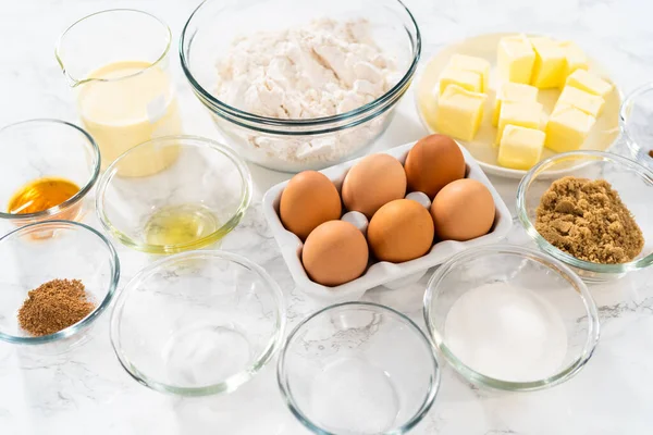 Terukur Bahan Dalam Mangkuk Pencampuran Kaca Untuk Kue Bundt Telur — Stok Foto