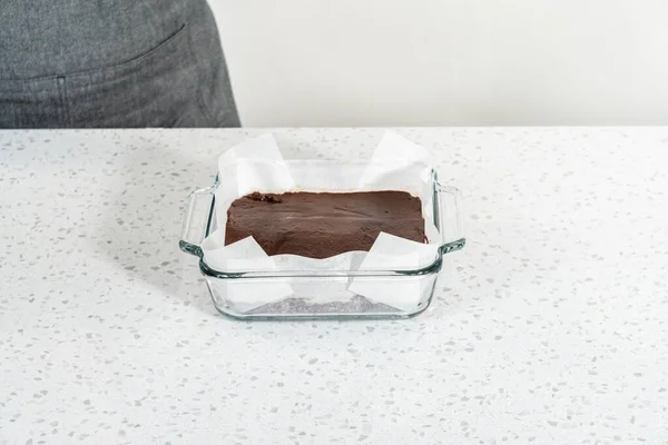 Häll Fudge Blandningen Bakformen Fodrad Med Pergament Papper För Att — Stockfoto
