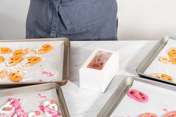 Çikolata Kaplı Kraker Paketleri Kağıt Parçalarıyla Dolu Beyaz Kağıt Bir — Stok fotoğraf