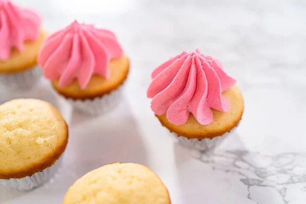 Piping Ombre Crema Mantequilla Rosa Glaseado Mini Cupcakes Vainilla — Foto de Stock