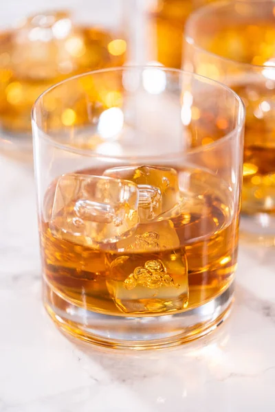 Buzlu Viski Viski Bardağında Beyaz Mermer Yüzeyde — Stok fotoğraf
