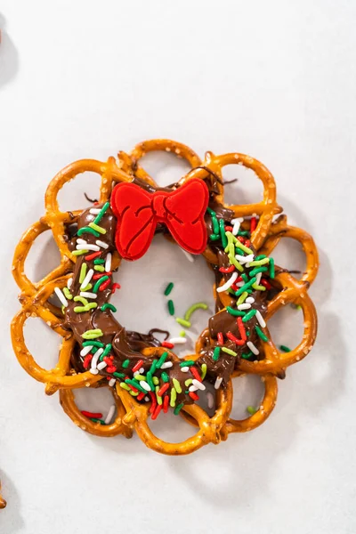 Dipping Pretzels Twists Melted Chocolate Make Chocolate Pretzel Christmas Wreath — Stock Photo, Image