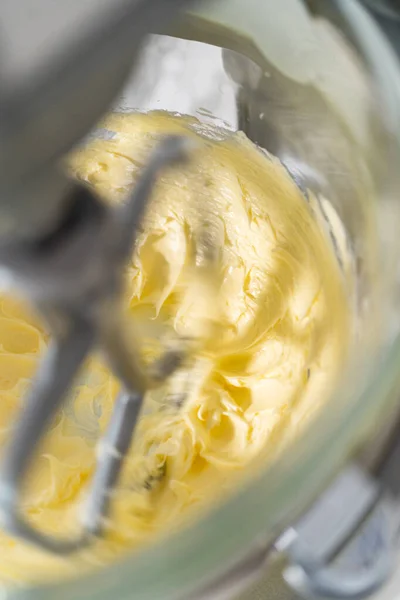 Mengen Van Ingrediënten Keuken Elektrische Mixer Ombre Roze Boterroom Glazuur — Stockfoto