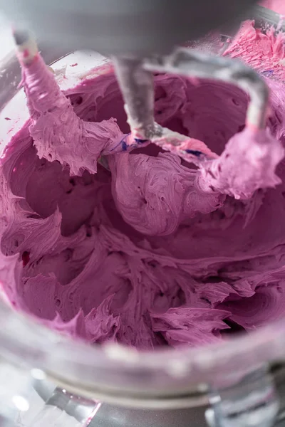 Mengen Van Ingrediënten Keuken Elektrische Mixer Ombre Roze Boterroom Glazuur — Stockfoto