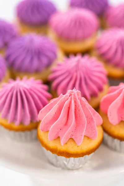 Kue Mangkuk Vanili Mini Yang Baru Dipanggang Dengan Buttercream Merah — Stok Foto