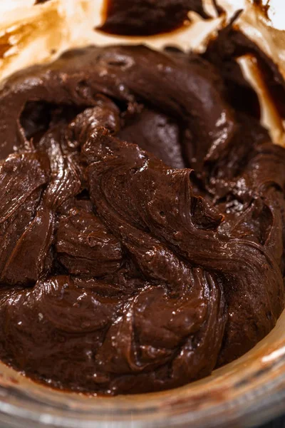 Schmelzen Von Schokoladenstücken Und Anderen Zutaten Einer Gläsernen Rührschüssel Über — Stockfoto