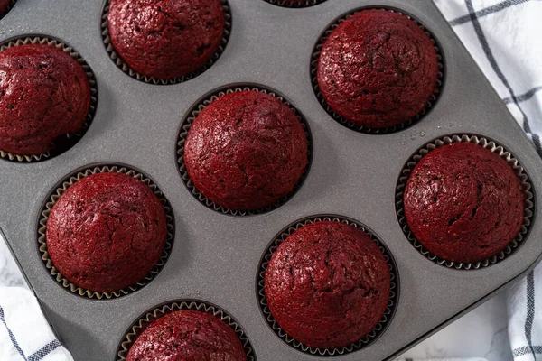 Mutfak Tezgahında Taze Pişmiş Kırmızı Kadife Kekler — Stok fotoğraf