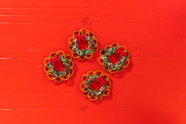 Flat Lay Chocolate Pretzel Christmas Wreath Decorated Sprinkles Red Chocolate — Foto Stock