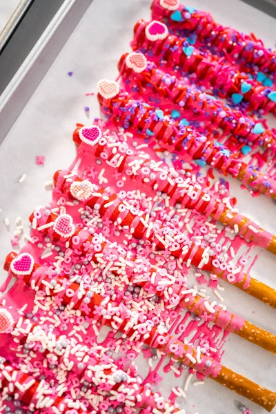 Drizzling Melted Chocolate Chocolate Dipped Pretzels Rods Decorating Sprinkles Make — Stock Photo, Image