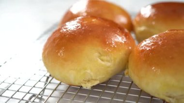 Adım adım. Mutfak rafında taze pişmiş çörekler serinliyor..