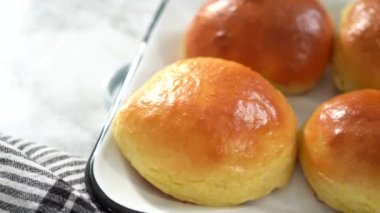 Adım adım. Taze pişmiş çörekler metal servis tepsisinde.