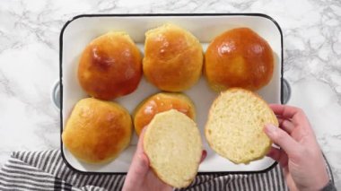 Düz yatıyordu. Adım adım. Taze pişmiş çörekler metal servis tepsisinde.