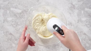 Düz yatıyordu. Vanilyalı kremanın içine pembe gıda boyası karıştırarak funfettti desenli pastayı süslemek için..